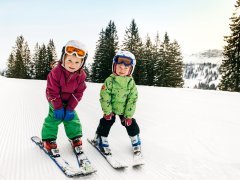 Kinder skifahren im Skigebiet Damüls-Mellau